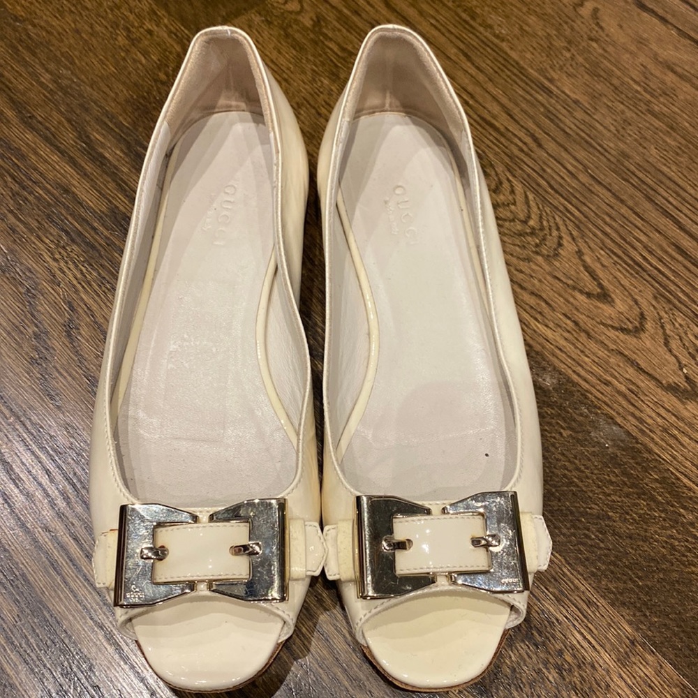 Gucci off white open toe flat